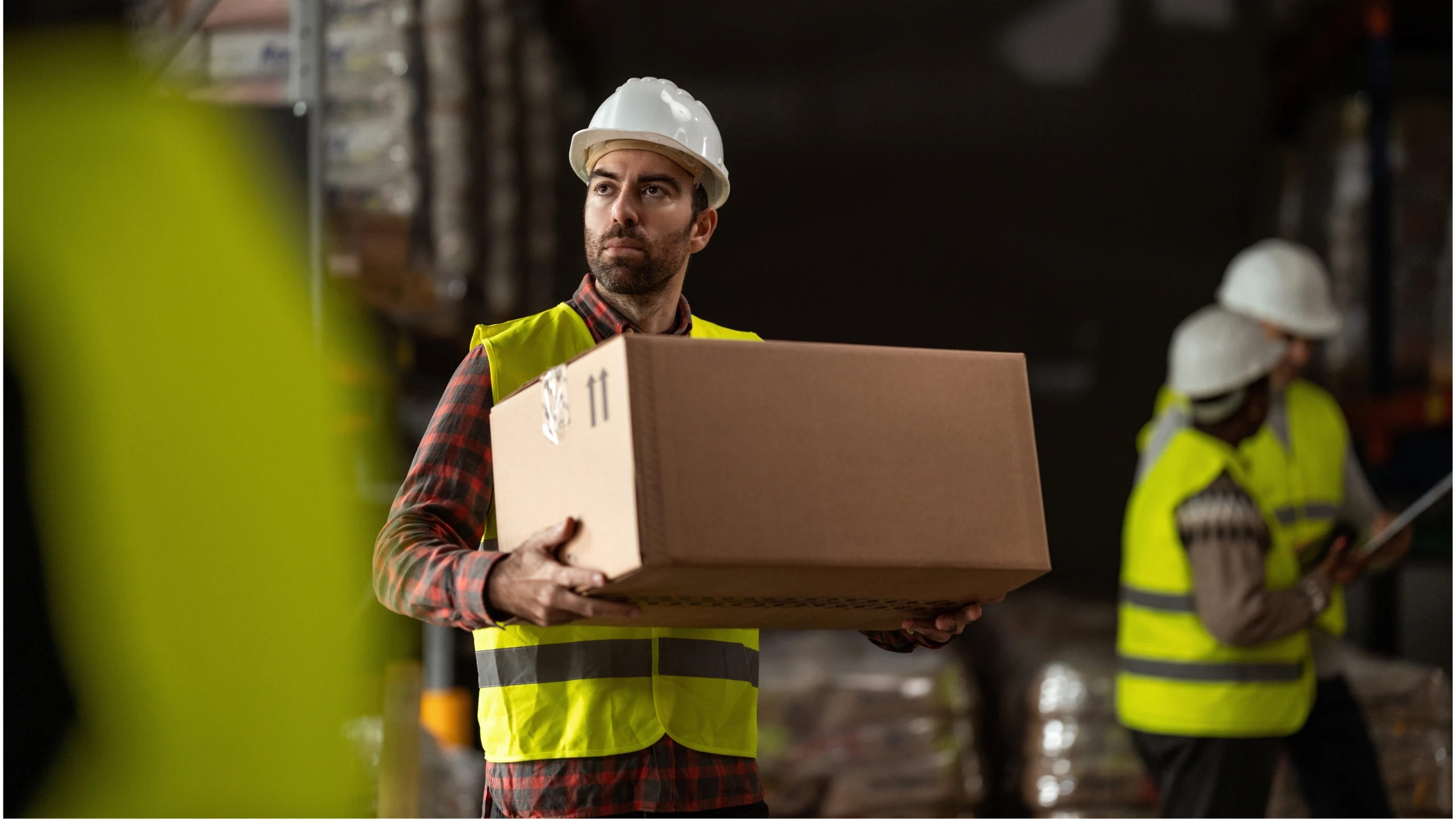 Trabajadores en un almacén logístico en Holanda organizando paquetes.
